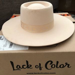 Lack of color JUNO BOATER !!!